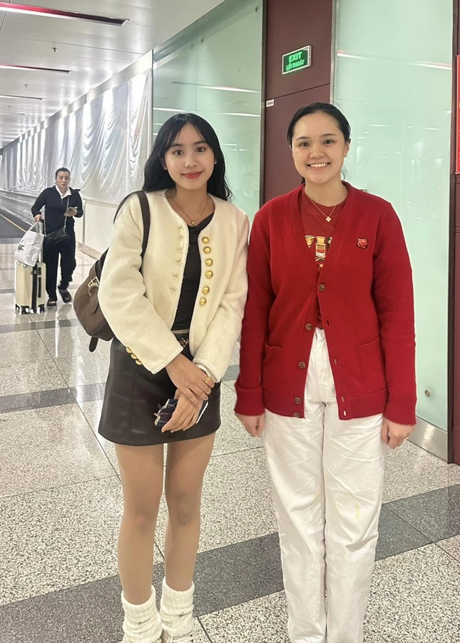 Vợ Duy Mạnh tiếp tục khiến chồng mất mặt, gu thời trang kém sang, không thấm nổi - Hình 2