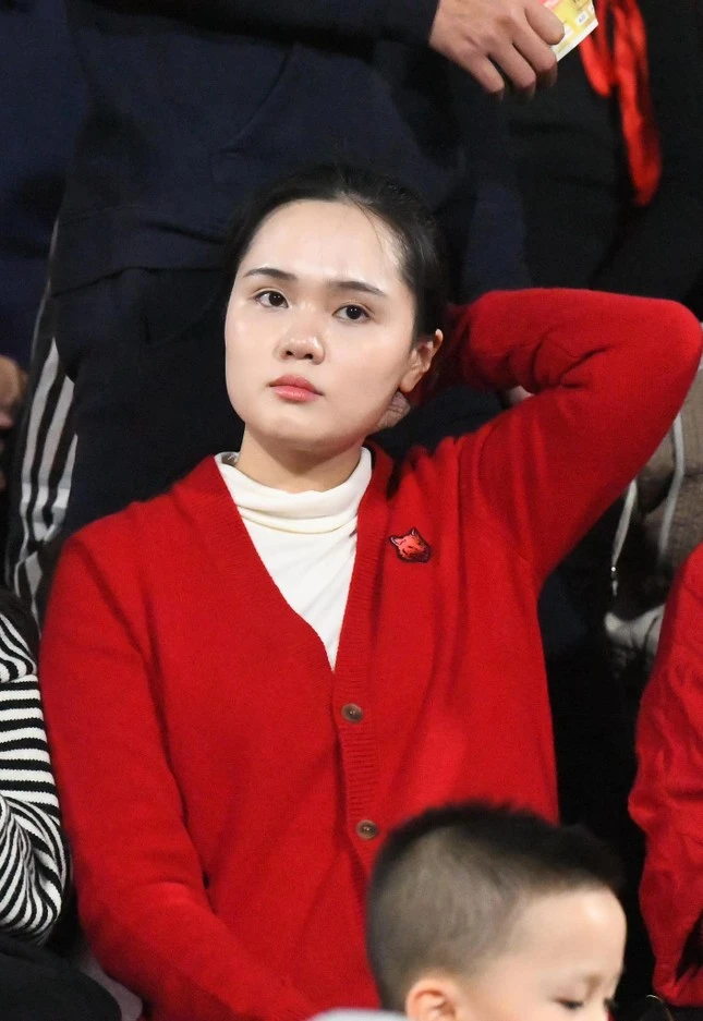 Vợ Duy Mạnh tiếp tục khiến chồng mất mặt, gu thời trang kém sang, không thấm nổi - Hình 3
