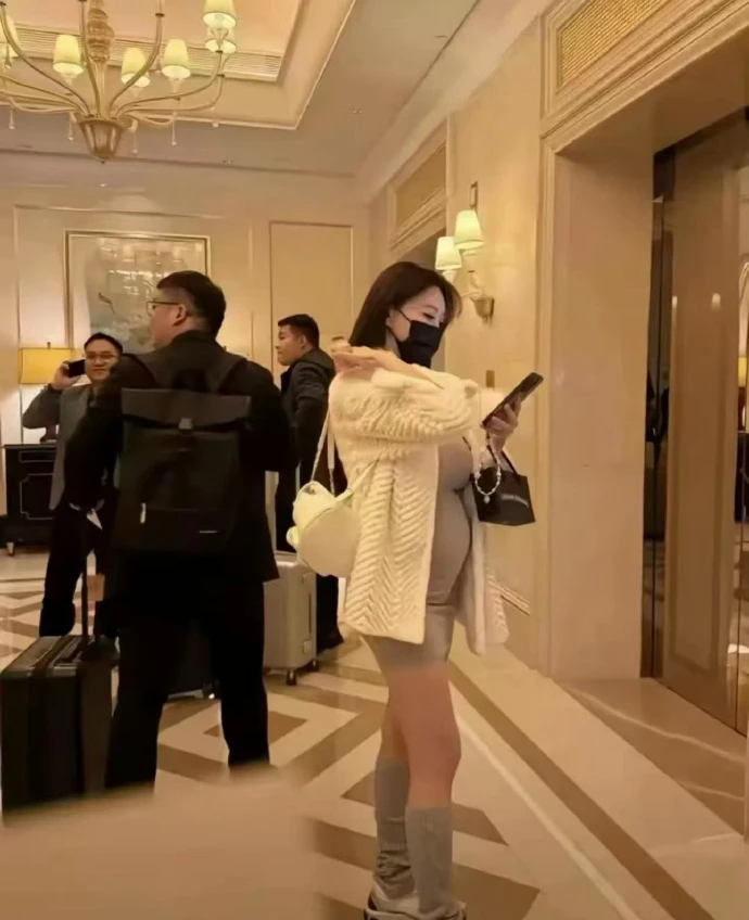 Diệp Kha chính thức hạ sinh, quý tử Angelababy bị dọa mất thừa kế 35 nghìn tỷ? - Hình 1