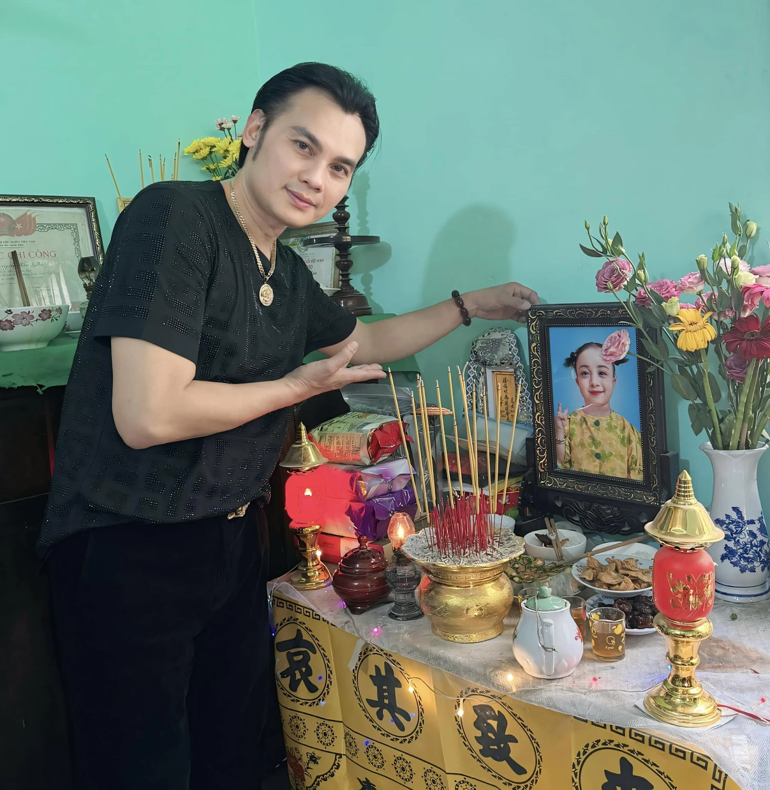 Kim Tiểu Long về đúng 100 ngày con gái mất, mở nhạc tưng bừng, nói đúng 1 câu? - Hình 1