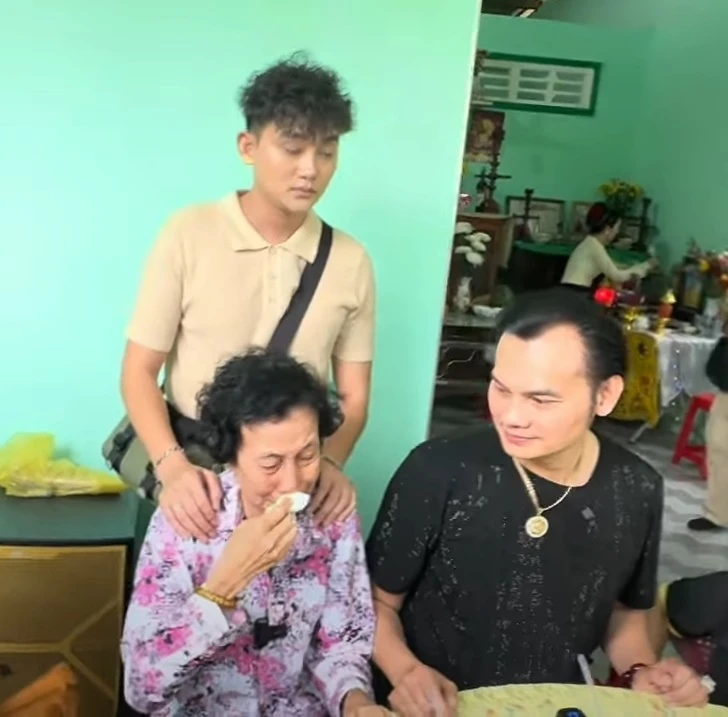 Kim Tiểu Long về đúng 100 ngày con gái mất, mở nhạc tưng bừng, nói đúng 1 câu? - Hình 2