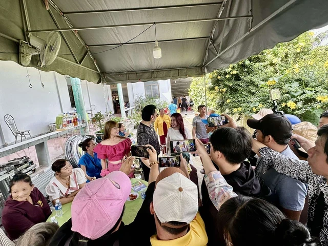 Kim Tiểu Long về đúng 100 ngày con gái mất, mở nhạc tưng bừng, nói đúng 1 câu? - Hình 6