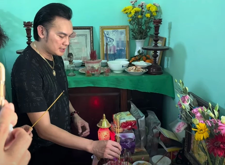Kim Tiểu Long về đúng 100 ngày con gái mất, mở nhạc tưng bừng, nói đúng 1 câu? - Hình 3