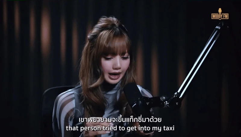 Lisa openly flipped crazy fans, obsessed with blocking cars to do something unexpected? - Photo 1