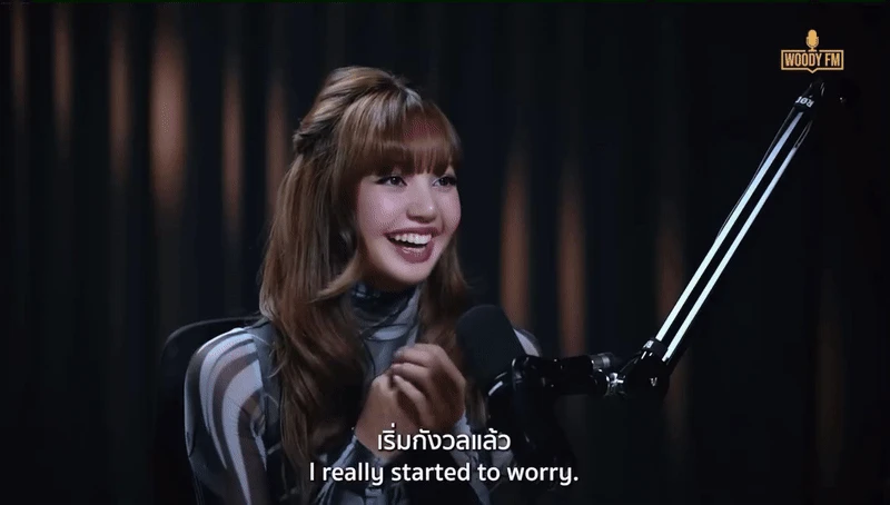 Lisa openly flipped crazy fans, obsessed with blocking cars to do something unexpected? - Photo 2