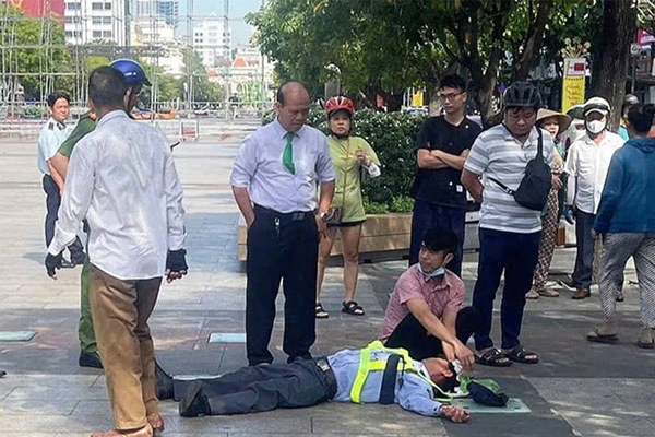 Vụ bảo vệ bất tỉnh vì nhắc dắt chó: 2 bên dùng cây dọa, kẻ ra tay có 1 tiền án - Hình 3