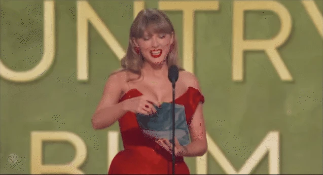 Khoảnh khắc lịch sử làng nhạc: Taylor Swift trao giải Grammy cho Beyoncé, một nhân vật phản diện bị réo tên - Hình 1