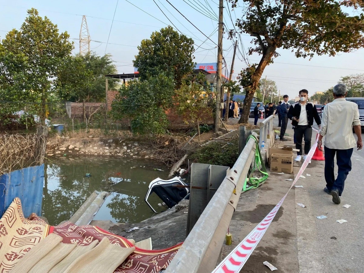 Vụ ô tô lao xuống mương nước ở Nam Định: Nữ tài xế làm điều bất ngờ phút cuối? - Hình 7