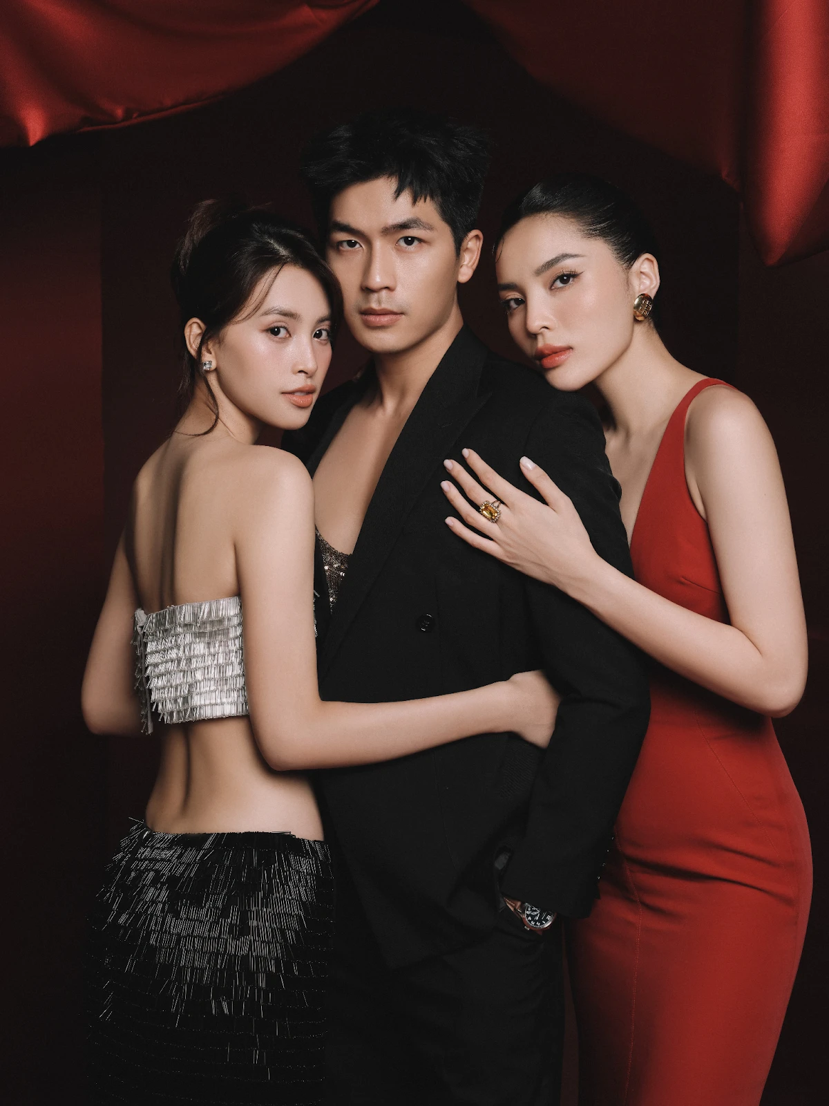 Tiểu Vy rộ ảnh ra mắt gia đình bạn trai, lộ cả thiệp cưới, danh tính cực sốc? - Hình 2