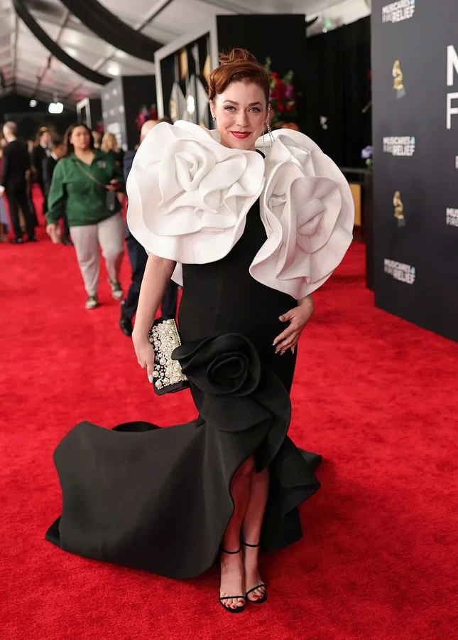 Grammy 2025: 1 minh tinh diện thiết kế Việt nhận giải, Kpop bị xoá sổ? - Hình 1