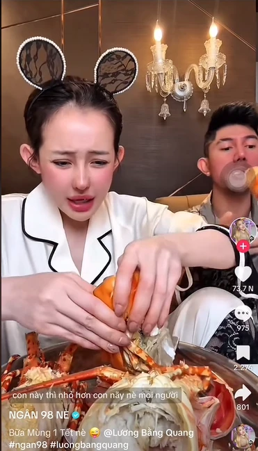 Ngân 98 mukbang tôm hùm, CĐM rùng mình phát hiện có vật lạ, 1 chi tiếc sốc hơn - Hình 1