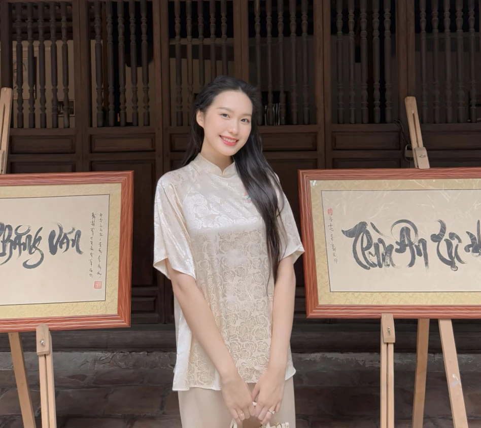 Vợ Văn Hậu lộ diện mạo lạ hậu dao kéo, fan nhảy số so với Kim Ji Won? - Hình 1
