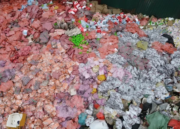 Xu hướng rác thải bánh kẹo ở La Phù: Làm ăn lời nhưng xả không ai dọn? - Hình 2