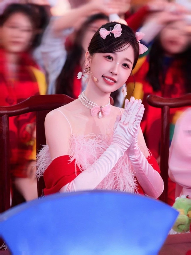 Ngu Thư Hân hóa kẹo bông ngọt ngào, Đàn Kiện Thứ coi mà mê mẩn, reaction gây sốt - Hình 1