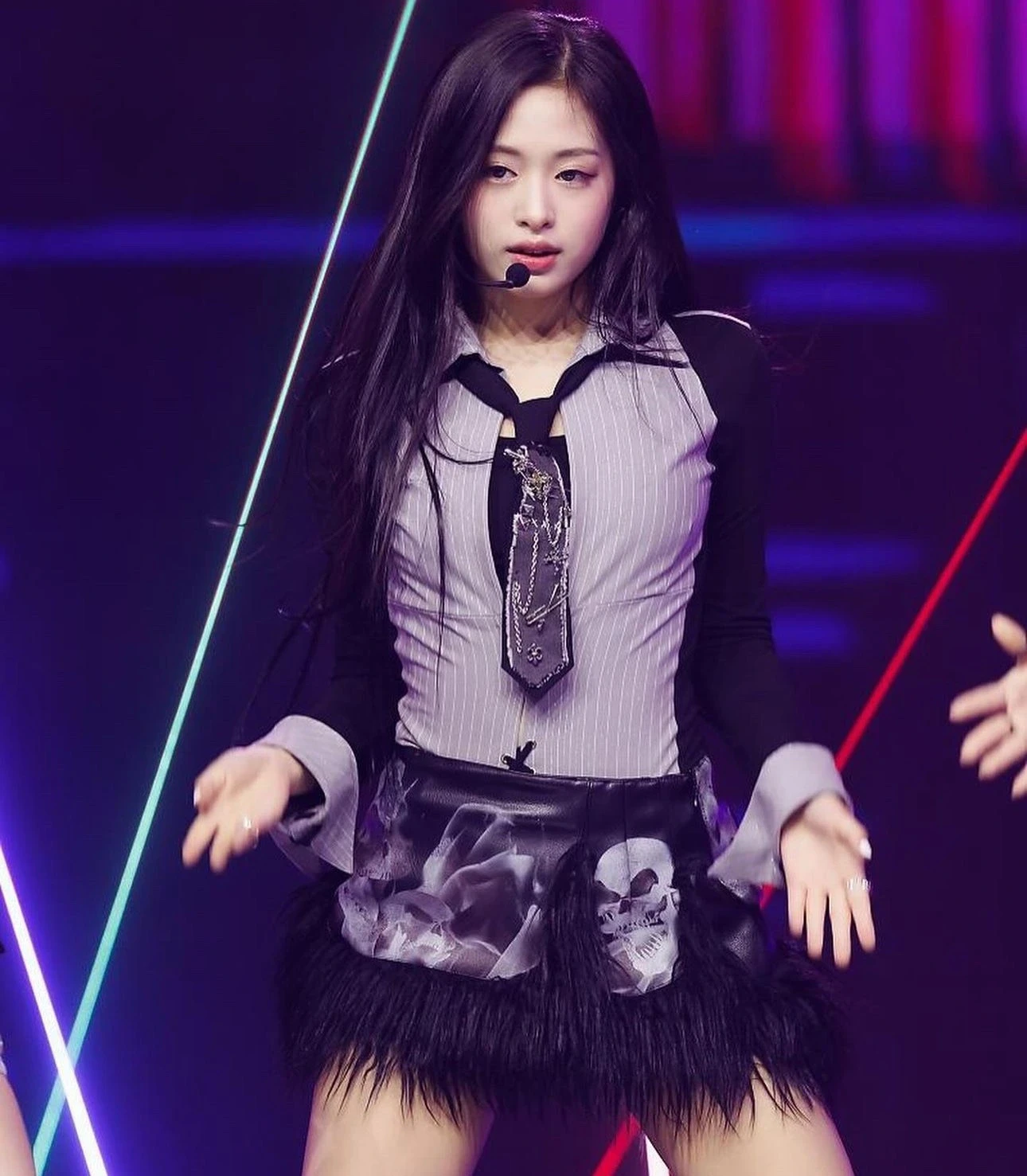 Ahyeon (BABYMONSTER) lố lăng tại concert, 1 trời 1 vực với Pharita, hết cứu - Hình 6