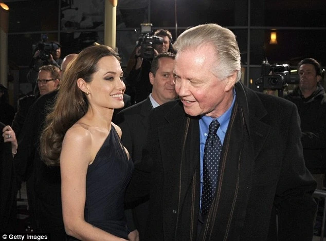 Angelina Jolie tự khui quá khứ mỗi ngày 2 gói, động lực từ bỏ khiến CĐM sốc? - Hình 7