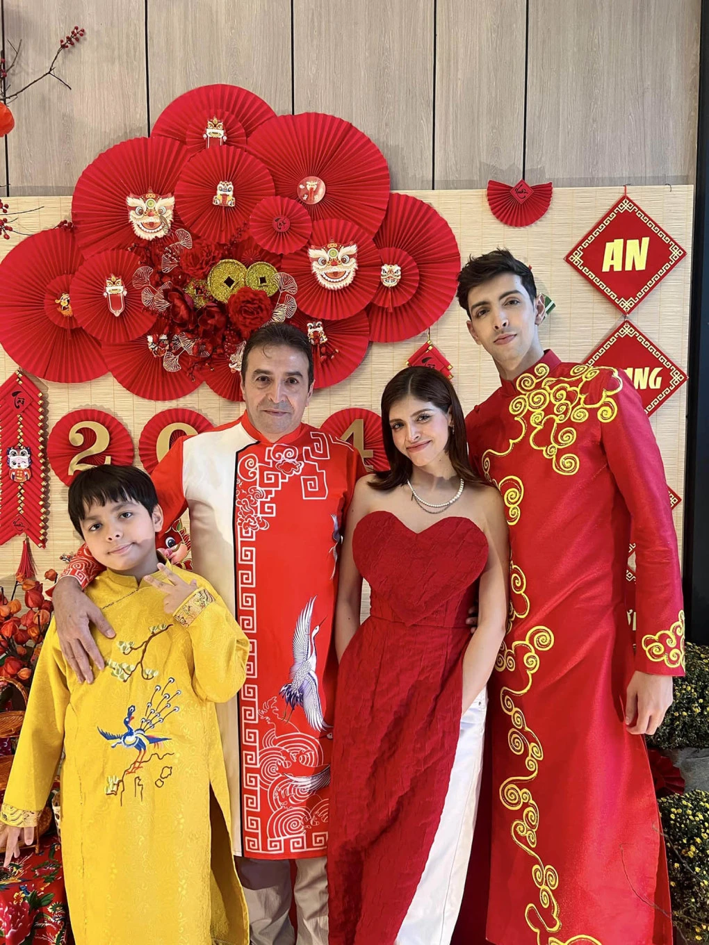 Em trai An Tây bất ngờ đăng ảnh 3 thiếu 1, đăng status gửi bố, chuyện gì đây? - Hình 3