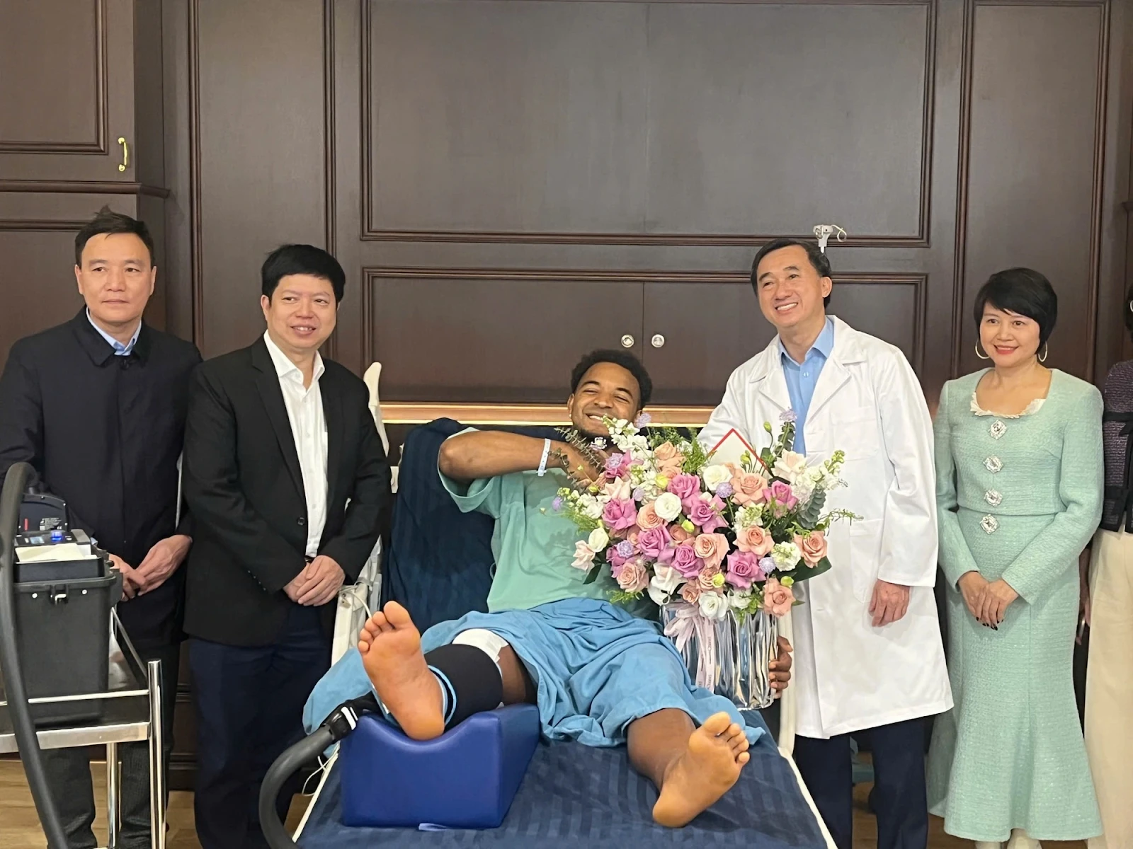Vợ Công Phượng xuất hiện lấn át vợ Xuân Son, ngồi 1 chỗ cũng ghi điểm? - Hình 6