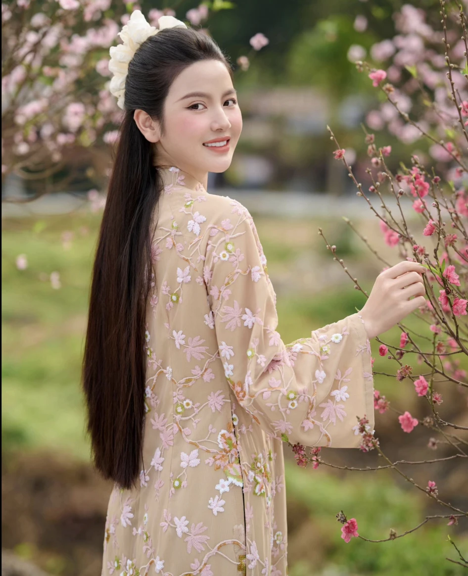 Vợ Quang Hải bừng sáng hào quang, tới chùa làm rúng động người vãn cảnh - Hình 1