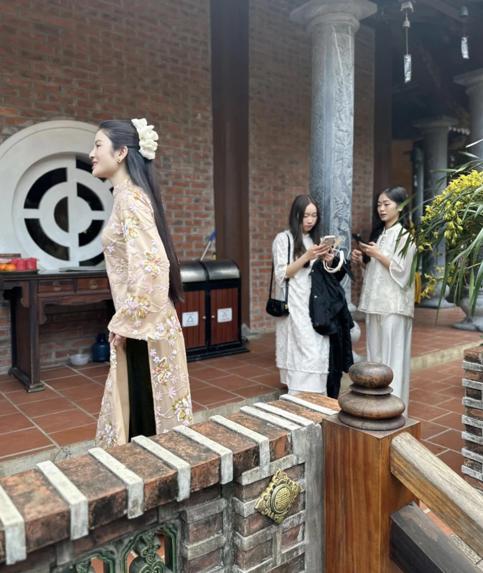 Vợ Quang Hải bừng sáng hào quang, tới chùa làm rúng động người vãn cảnh - Hình 5