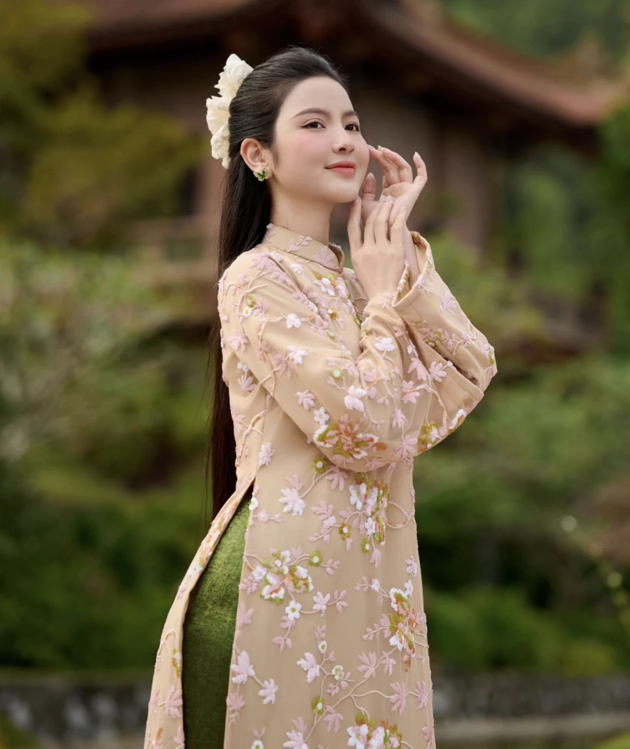 Vợ Quang Hải bừng sáng hào quang, tới chùa làm rúng động người vãn cảnh - Hình 4