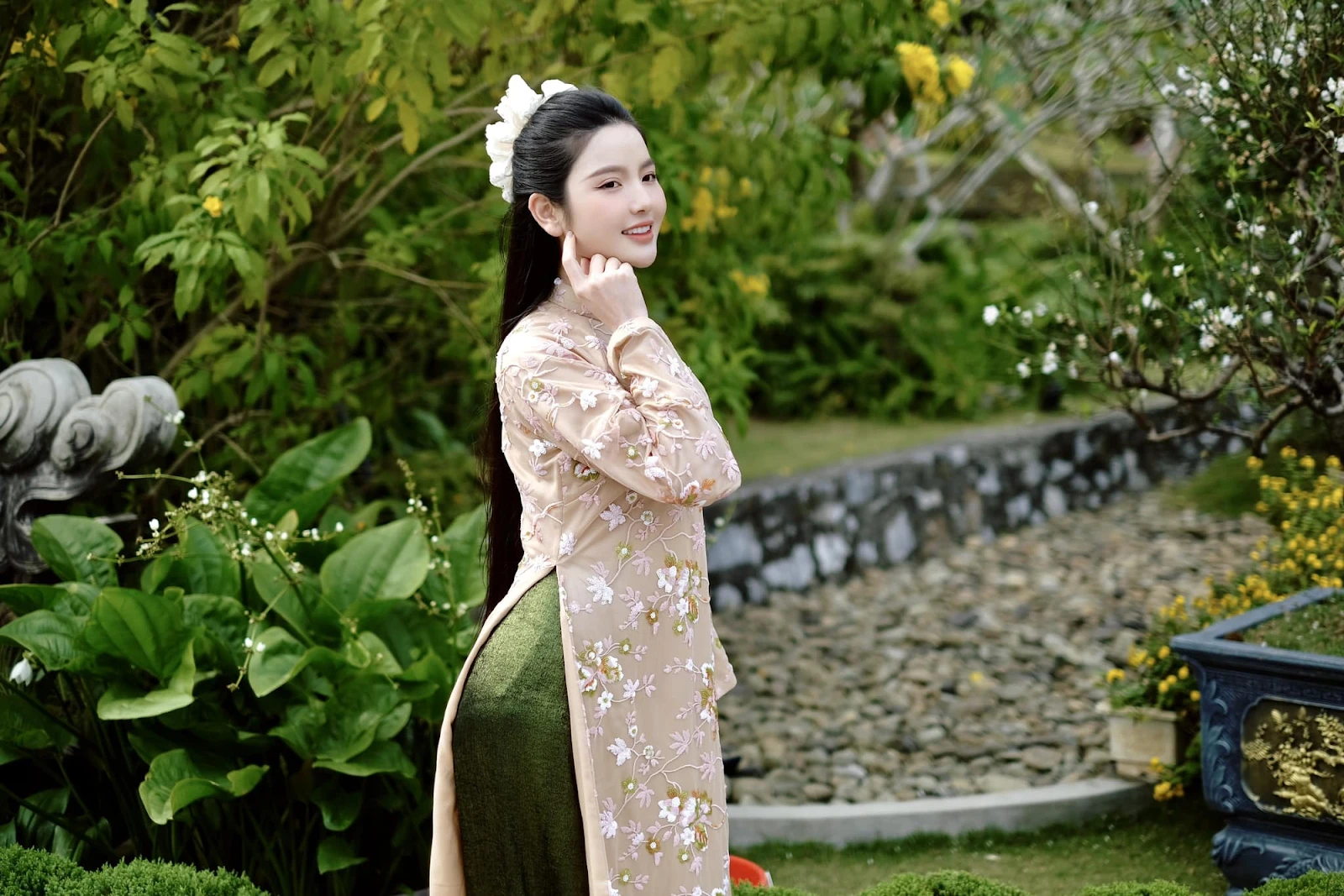 Vợ Quang Hải bừng sáng hào quang, tới chùa làm rúng động người vãn cảnh - Hình 8