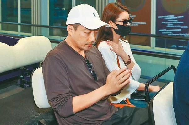 Bé 3 bảo vệ Từ Hy Viên, đối đầu Uông Tiểu Phi bị phản ứng ngược, có động thái lạ - Hình 4