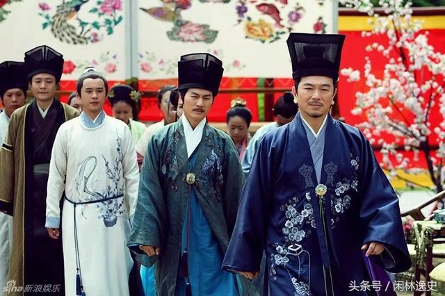 Hé lộ bí mật chiếc mũ cánh dài cả mét, liên quan tới tính mạng của Vua Chúa - Hình 2