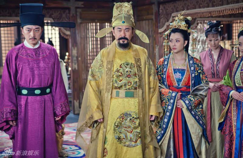 Hé lộ bí mật chiếc mũ cánh dài cả mét, liên quan tới tính mạng của Vua Chúa - Hình 3