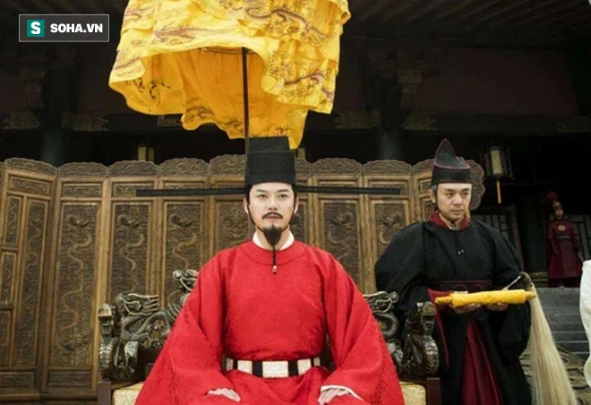 Hé lộ bí mật chiếc mũ cánh dài cả mét, liên quan tới tính mạng của Vua Chúa - Hình 6