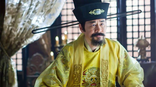 Hé lộ bí mật chiếc mũ cánh dài cả mét, liên quan tới tính mạng của Vua Chúa - Hình 4