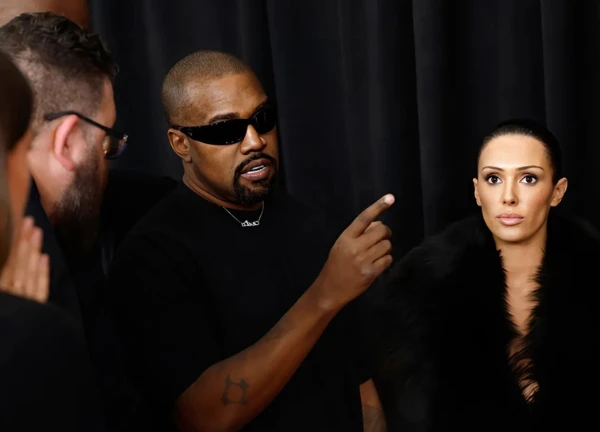 Kanye West giở thói gia trưởng, bắt vợ đốt mắt người xem táo bạo tại Grammy? - Hình 5