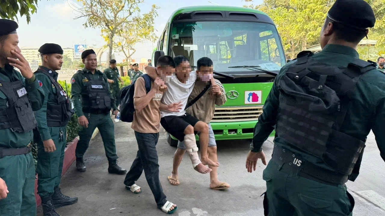 Trao trả 177 người Việt làm app lừa trực tuyến ở khu tự trị Campuchia về nước - Hình 3