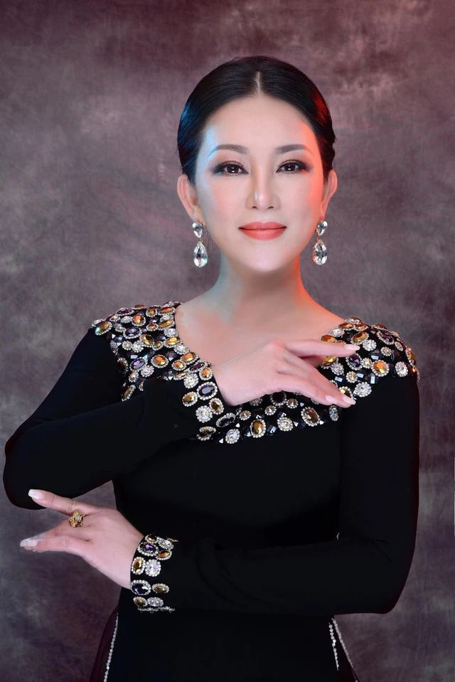 Hương Thuỷ: Gái quê sang Mỹ đổi đời, đeo kim cương chói mắt, không biết đếm tiền - Hình 4