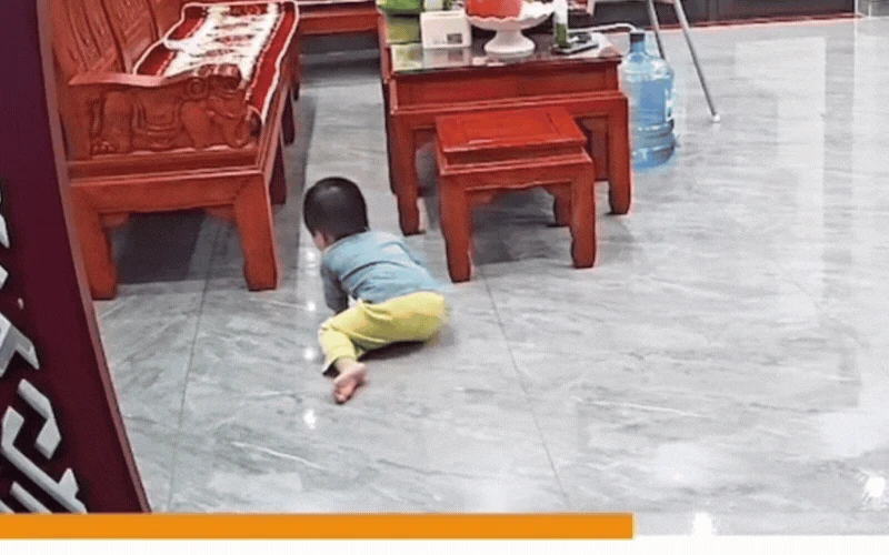 Bé gái ngã nhoài xuống sàn đau đớn, cảnh báo cha mẹ đừng chủ quan, phải chú ý điều này trong thời tiết nồm ẩm - Hình 2