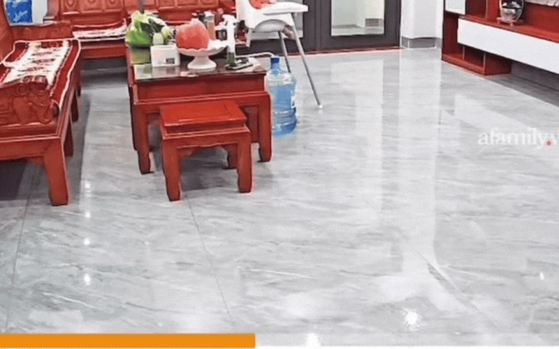 Bé gái ngã nhoài xuống sàn đau đớn, cảnh báo cha mẹ đừng chủ quan, phải chú ý điều này trong thời tiết nồm ẩm - Hình 1