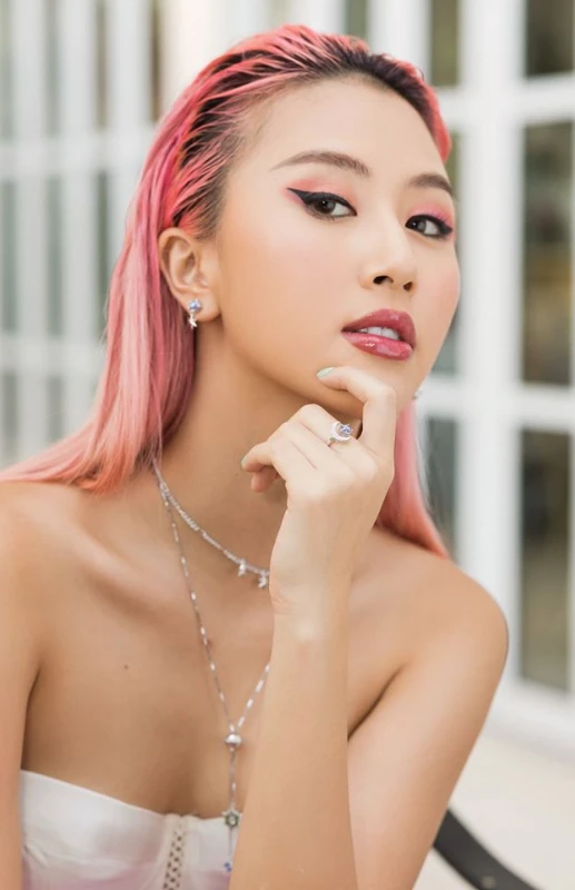 Chi Pu và Quỳnh Anh Shyn: Từng tan vỡ vì trai, nay lại ôm hôn nhau thắm thiết - Hình 6
