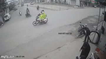 Giật mình ngã nhào khi gặp xe CSGT, thanh niên dắt xe máy bỏ chạy trối chết để mặc bạn gái đứng bơ vơ giữa đường - Hình 1