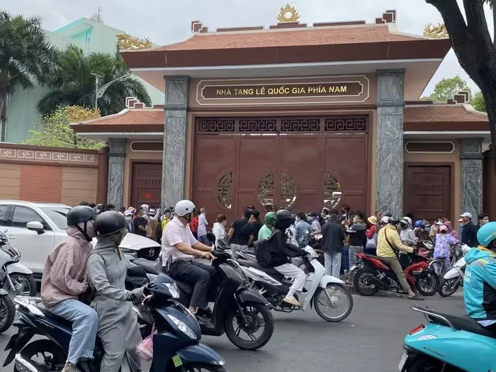 Lễ động quan Quý Bình: Người nhà có động thái lạ ở cổng, xúc động ảnh xe tang - Hình 2