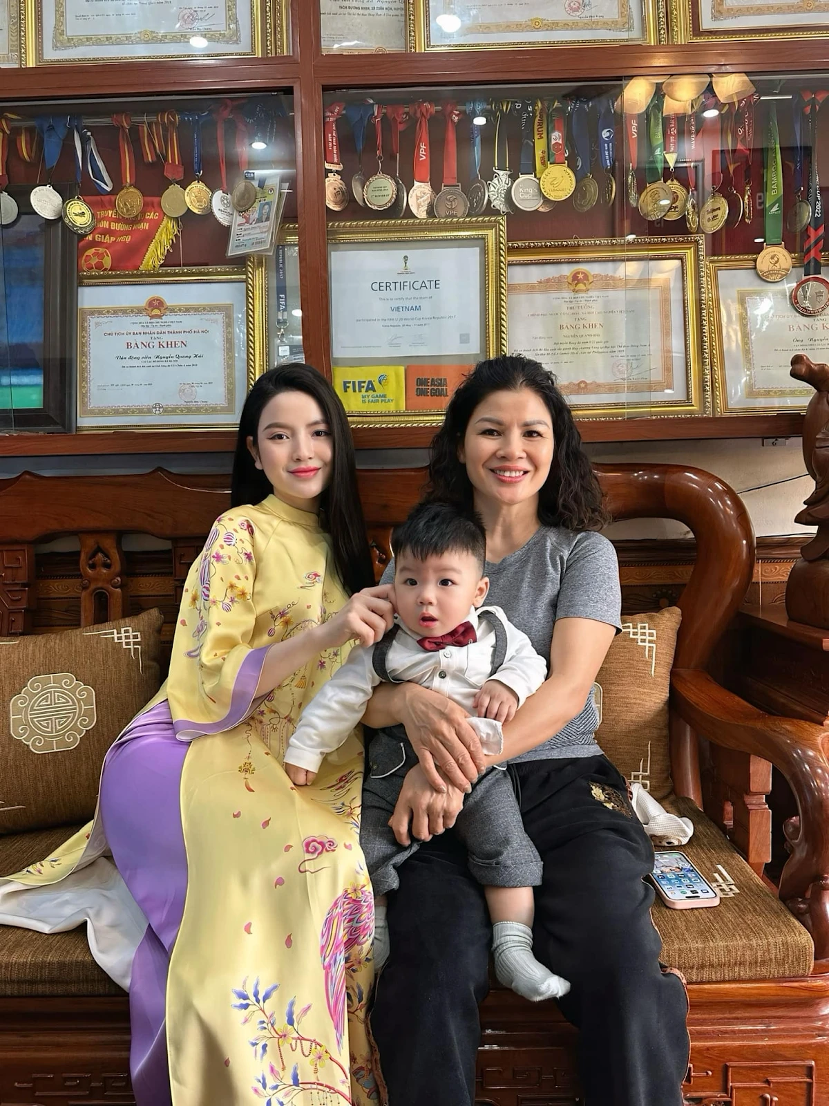 Vợ Quang Hải show quà khủng trước mẹ chồng, mẹ ruột, đáp trả CĐM vụ nịnh - Hình 5