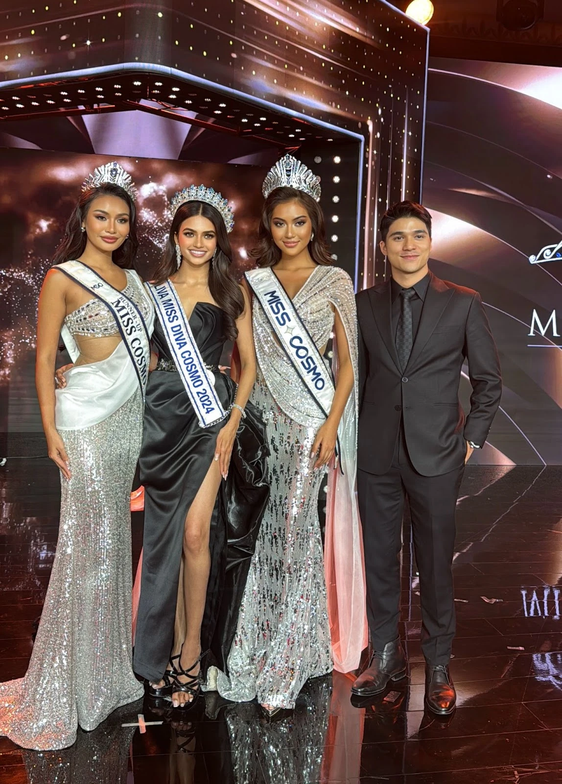 Người rắn Harnaaz Sandhu hội ngộ top 2 Miss Cosmo 2024, bùng nổ visual - Hình 4