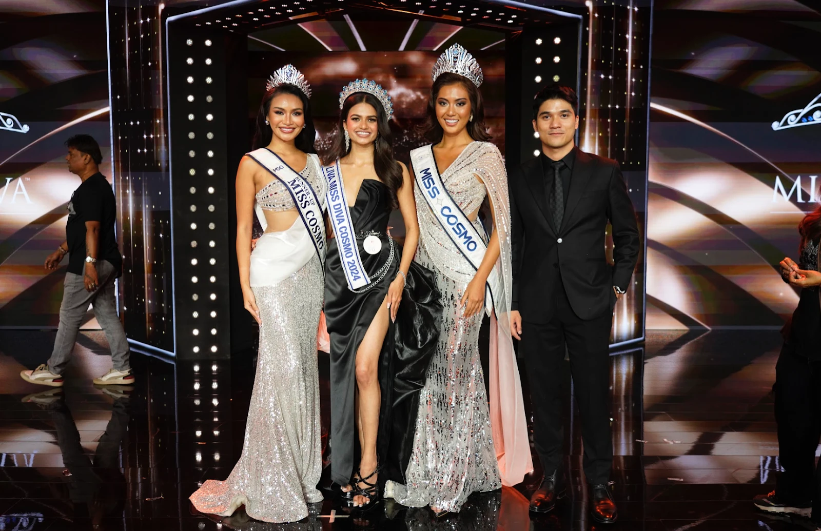 Người rắn Harnaaz Sandhu hội ngộ top 2 Miss Cosmo 2024, bùng nổ visual - Hình 1