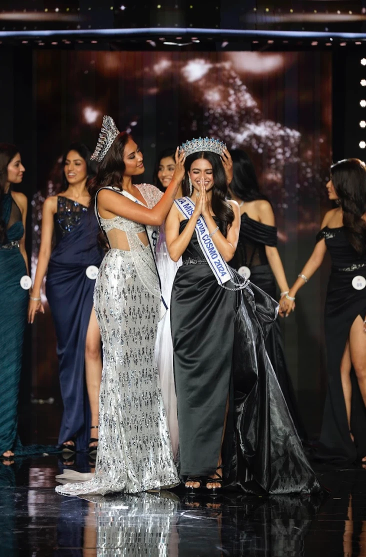 Người rắn Harnaaz Sandhu hội ngộ top 2 Miss Cosmo 2024, bùng nổ visual - Hình 2