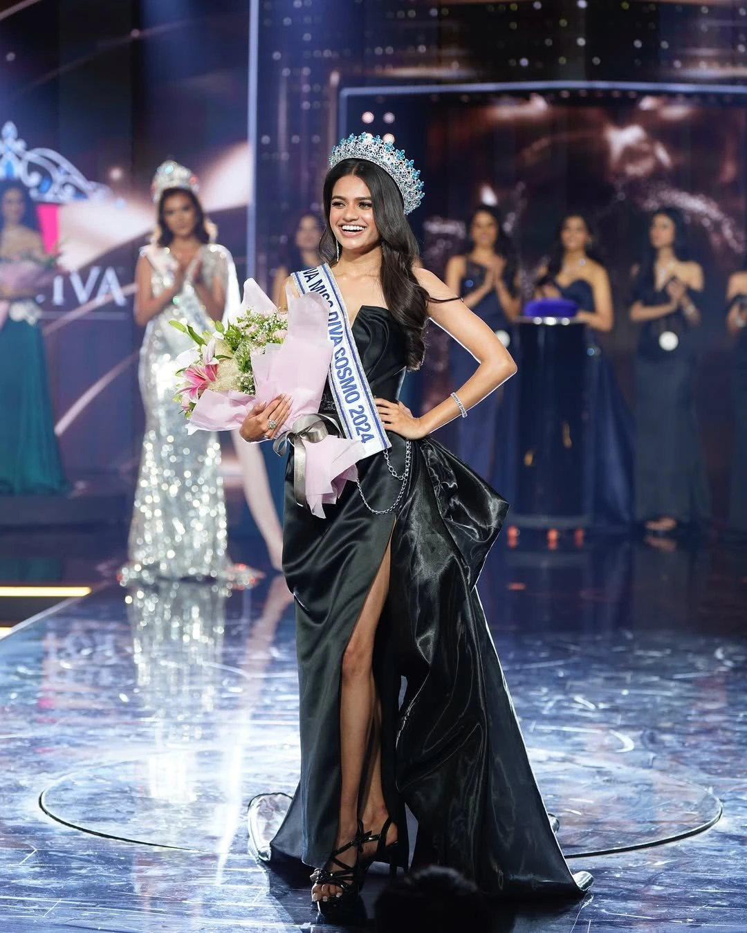 Người rắn Harnaaz Sandhu hội ngộ top 2 Miss Cosmo 2024, bùng nổ visual - Hình 3