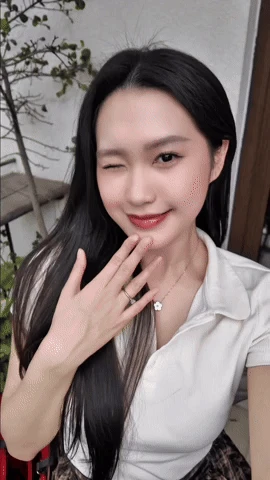 Tiểu thư Doãn Hải My đang ngồi make-up, Đoàn Văn Hậu ghé lại hôn cực ngọt, gương mặt kém sắc gây chú ý - Hình 2