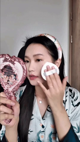 Tiểu thư Doãn Hải My đang ngồi make-up, Đoàn Văn Hậu ghé lại hôn cực ngọt, gương mặt kém sắc gây chú ý - Hình 1