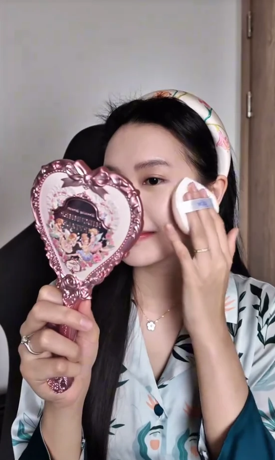 Vợ Văn Hậu úp video makeup, chồng lọt vào khung hình, để lộ 1 điểm sốc trên mặt - Hình 1