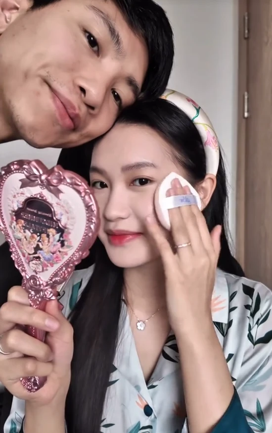 Vợ Văn Hậu úp video makeup, chồng lọt vào khung hình, để lộ 1 điểm sốc trên mặt - Hình 2