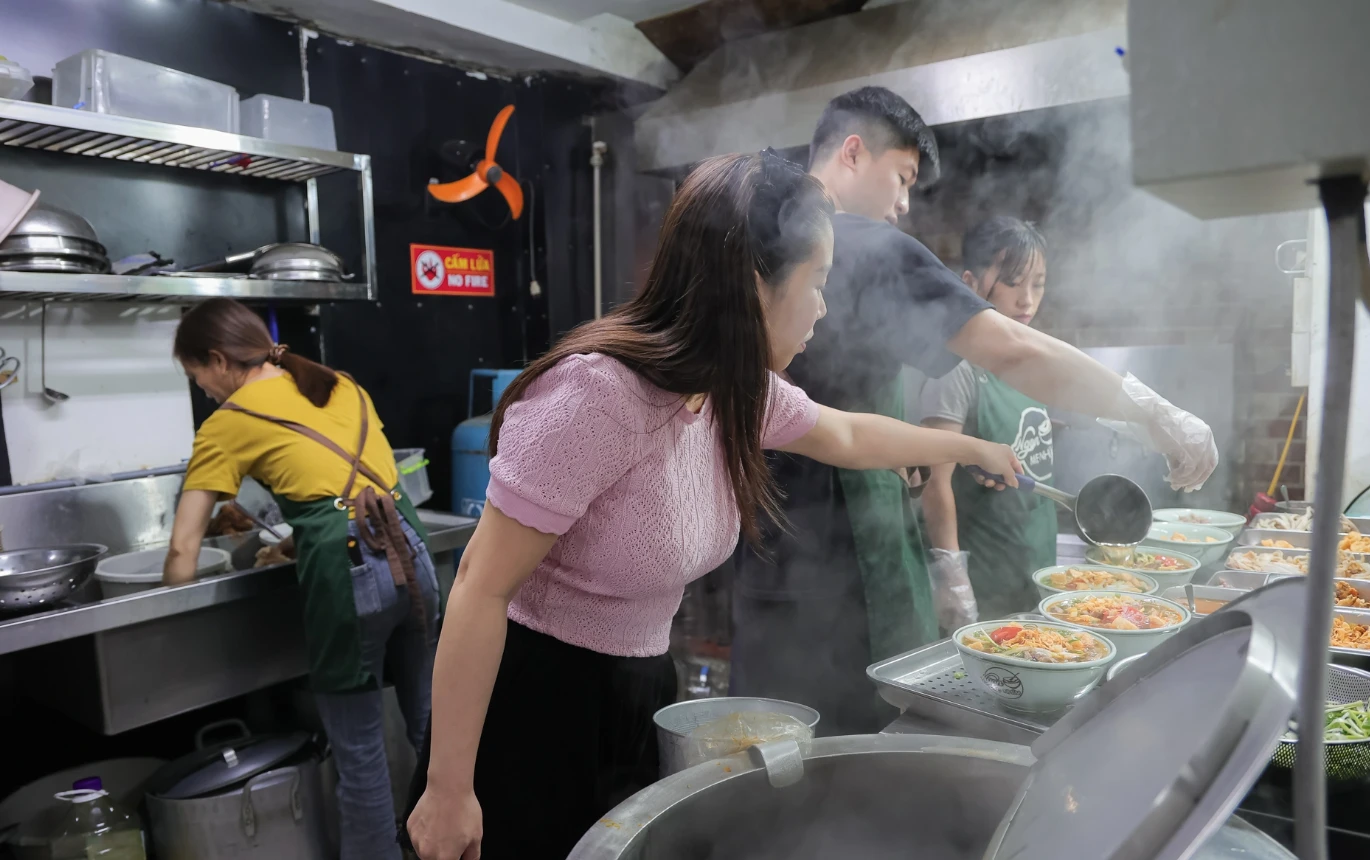 Hồng Đăng nghỉ diễn bán bún riêu, làm bảo vệ dắt xe khách hậu ồn ào Tây Ban Nha - Hình 5