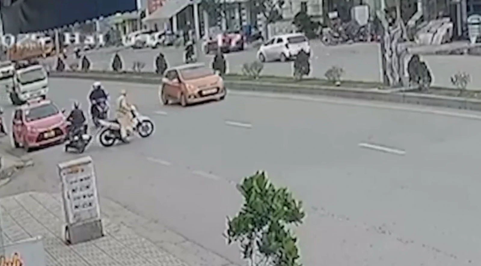 Thanh niên thông xe CSGT: phạm tam tai 3 lần, dân tình vừa tội vừa cười? - Hình 2